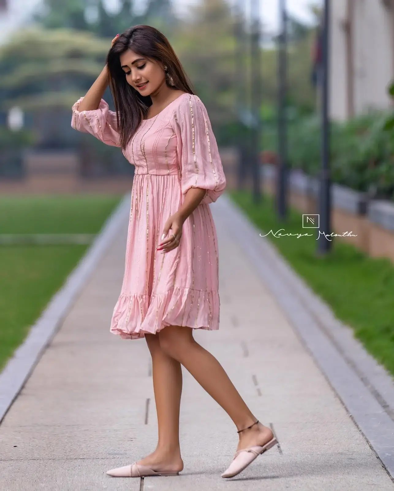 Indian TV Model Vasanthi Krishnan Long Legs Show in Mini Pink Skirt